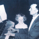 Marika Gombitová jako malá holčička u klavíru. "Rodiče sestru Helenku, bratry Michala, Janka a Dušana a mne vedli k lásce k hudbě a ke zvířatům," vzpomíná.