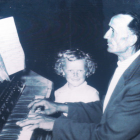 Marika Gombitová jako malá holčička u klavíru. "Rodiče sestru Helenku, bratry Michala, Janka a Dušana a mne vedli k lásce k hudbě a ke zvířatům," vzpomíná.