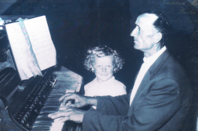 Marika Gombitová jako malá holčička u klavíru. "Rodiče sestru Helenku, bratry Michala, Janka a Dušana a mne vedli k lásce k hudbě a ke zvířatům," vzpomíná.