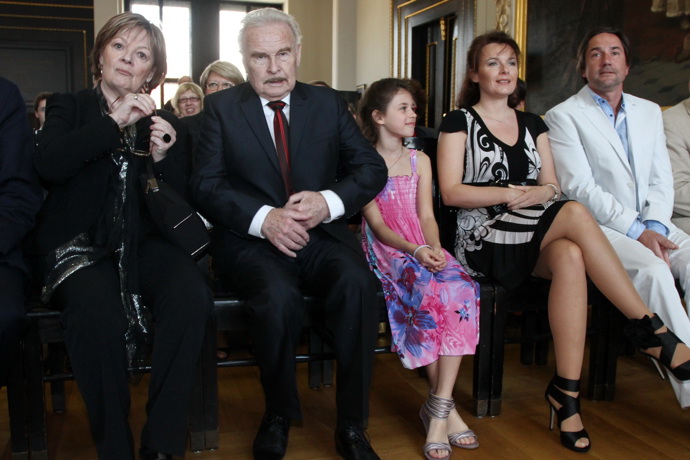 Barbora Munzarová na archivním snímku s rodiči, Janou Hlaváčovou a Luďkem Munzarem, a také s dcerou Annou Dvořákovou.