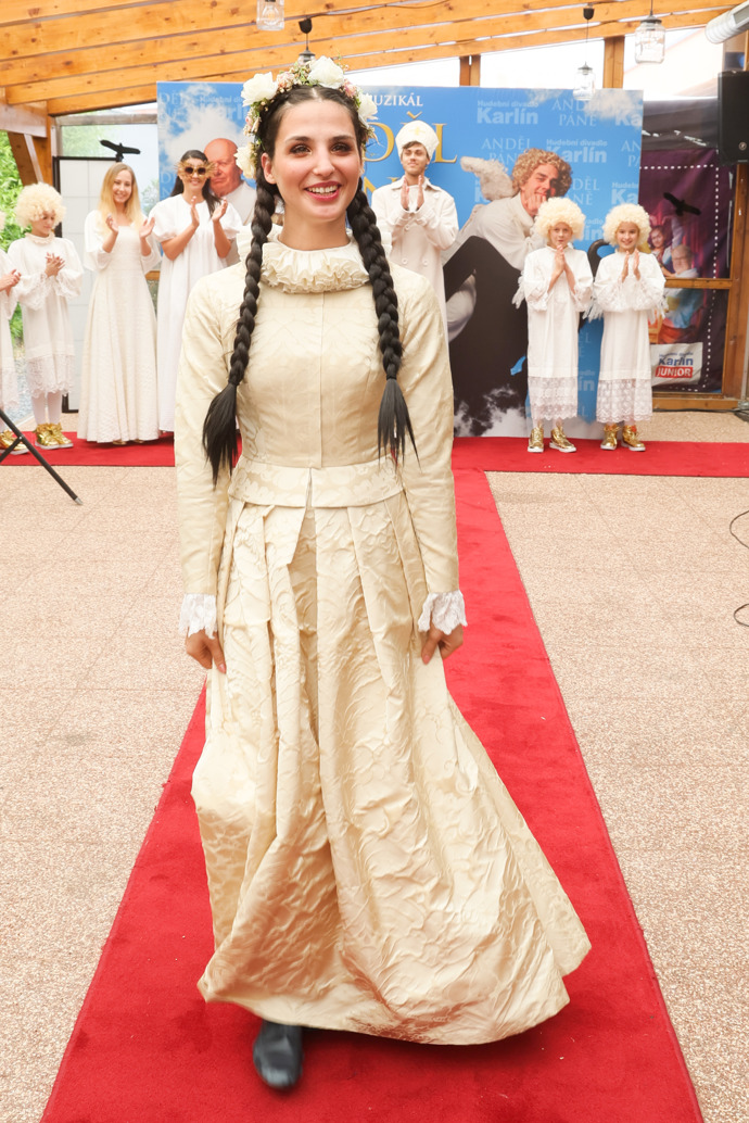 Kateřina Marie Fialová nosí coby Dorotka dlouhé copy.