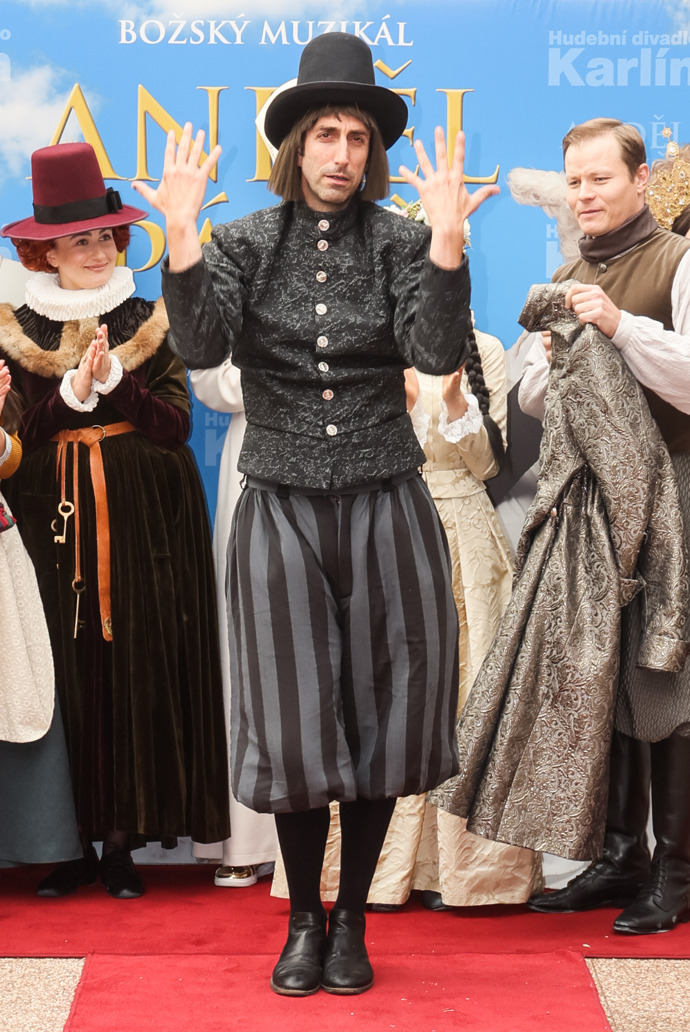 Petr Vaněk má v roli správce klobouk a proužkované kalhoty.