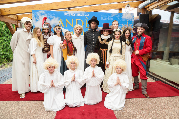 Chybět nesmějí andělíčci, kteří mají slušivé blonďaté paruky.