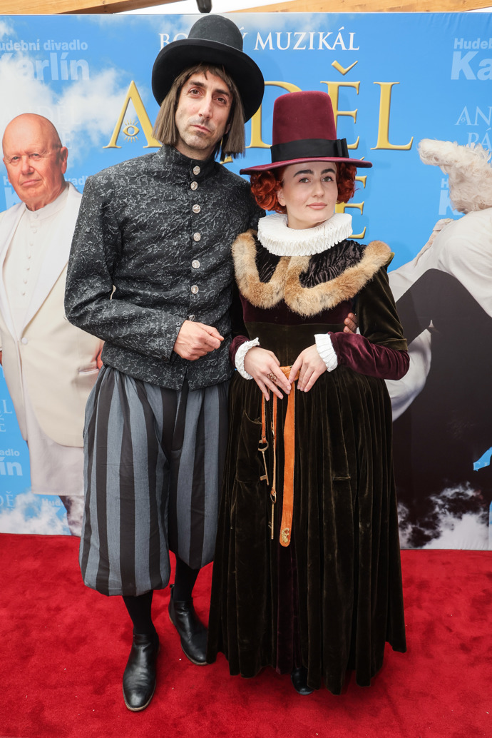 Klíčnice Francka a zlý správce z Anděla Páně v muzikálovém provedení.
