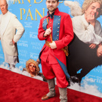 Marek Lambora je v červené kamizolce pořádný švihák a fanynky jeho proměnu v pekelníka jistě ocení.