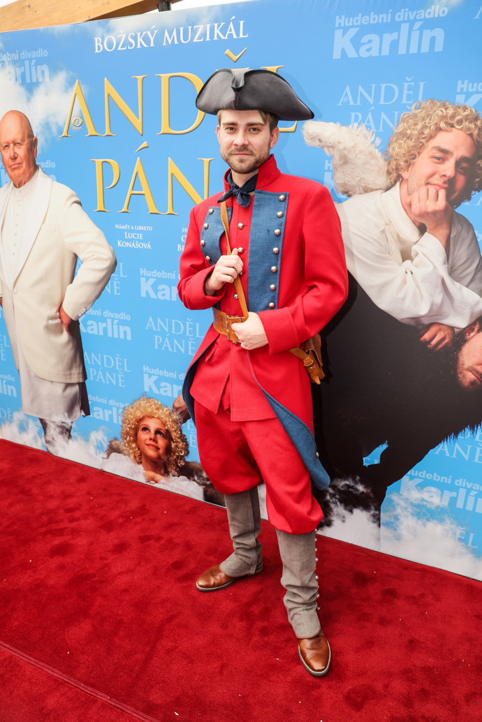 Marek Lambora je v červené kamizolce pořádný švihák a fanynky jeho proměnu v pekelníka jistě ocení.