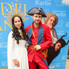 Veronika Kubařová vypadá v bílých šatech a loknách skutečně nadpozemsky.