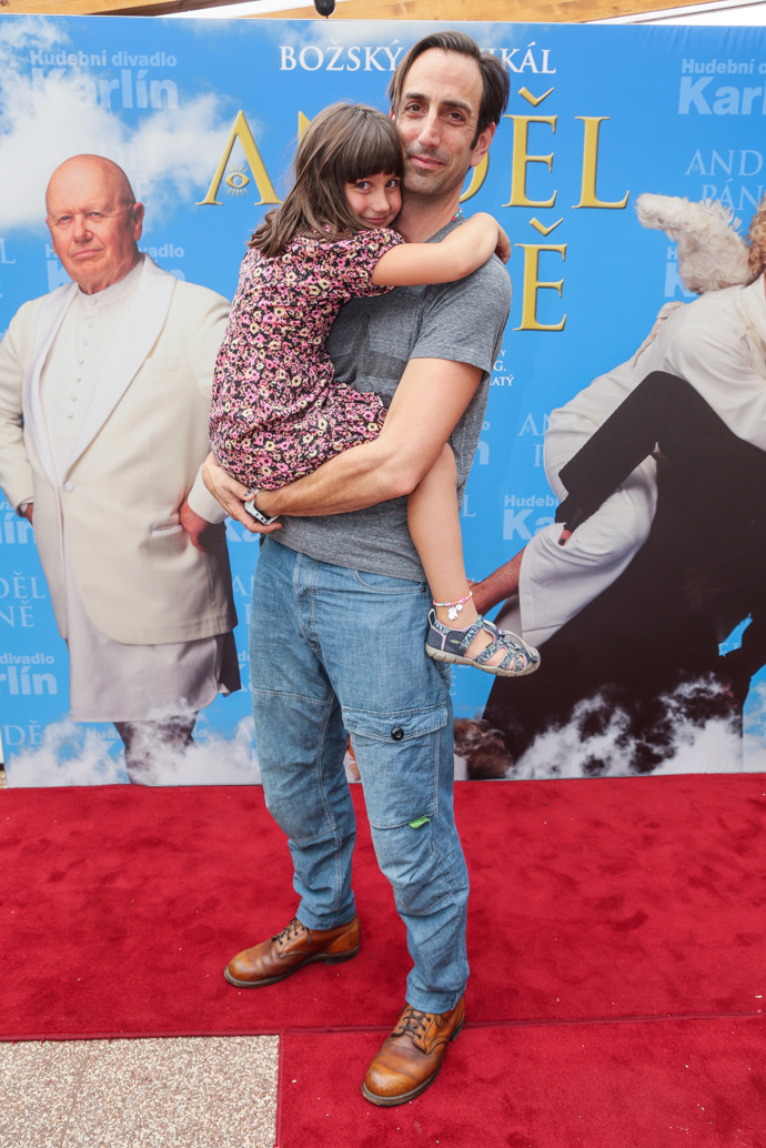 Herec Petr Vaněk vzal do společnosti svoji dcerku. 