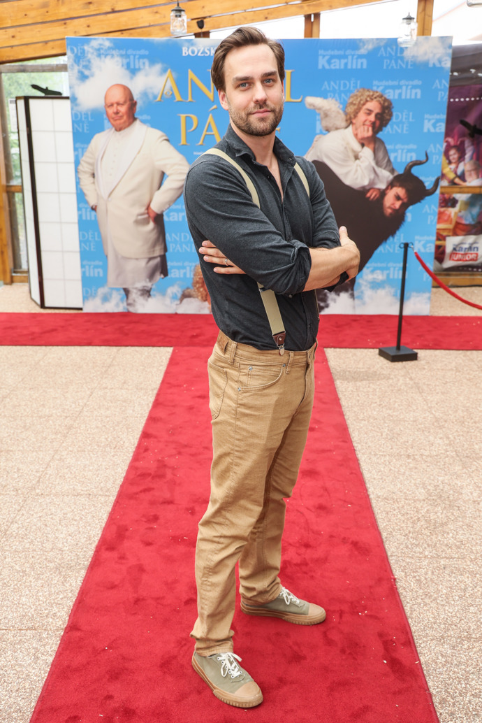 Ondřej Rychlý v civilu oblékl vtipné béžové kšandy a modrou košili.