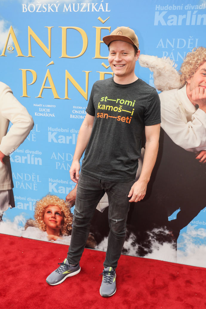 Herec Lukáš Janota v civilu nejraději obléká trička s nápisy, džíny a nezbytnou kšiltovku.