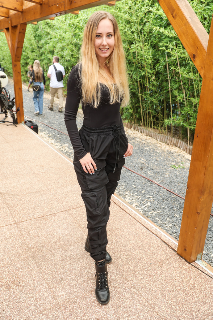 Denisa Grossová oblékla na setkání herců trendy cargo kalhoty a černé tričko.