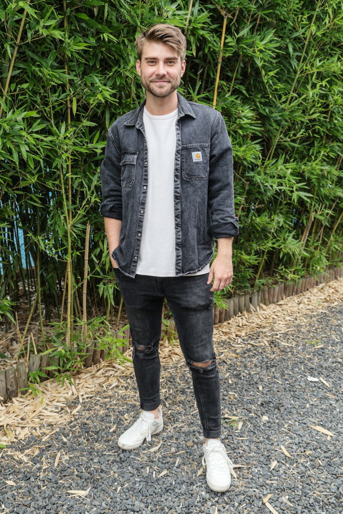 Fešák Marek Lambora přehodil přes basic bílé tričko šedivou džínovou košili.