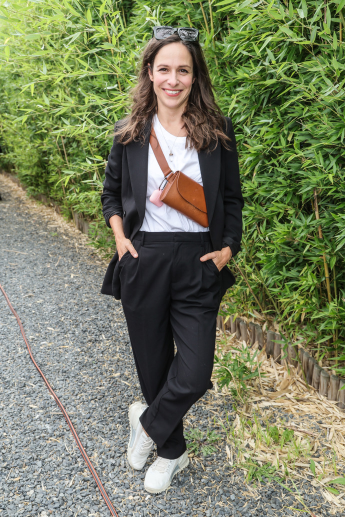 Herečka Veronika Khek Kubařová oblékla černý kostýmek, bílé tričko a komplet doplnila hnědou crossbody kabelkou.