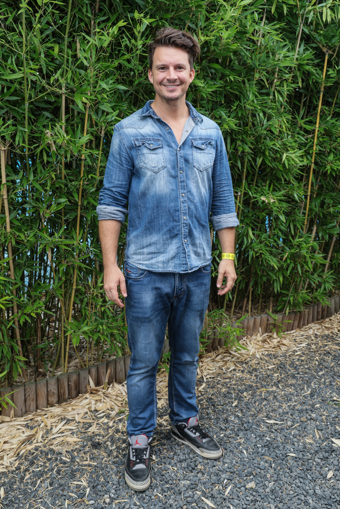 Bratr modelky Veroniky Kašákové, Karel Kašák, se komplet zahalil do džínoviny.