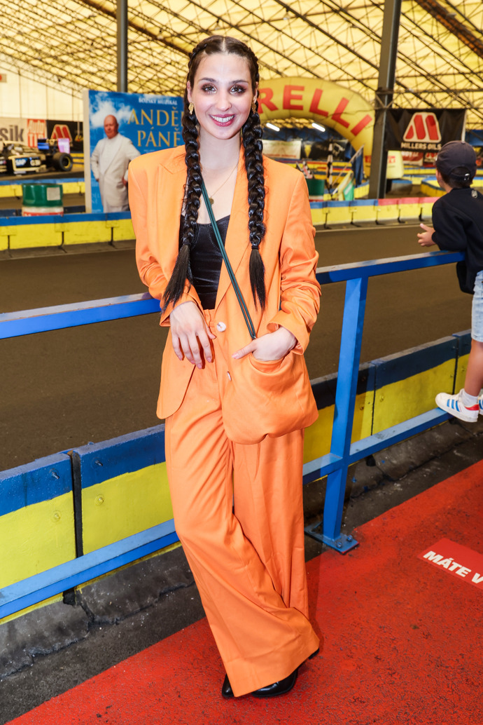 Herečka Kateřina Marie Fialová zářila v oranžovém kalhotovém obleku. 