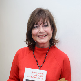 Televizní hlasatelka Marie Tomsová si udělá výlet s přáteli, nechá se vyšlehat a rozdá čokoládová vejce.