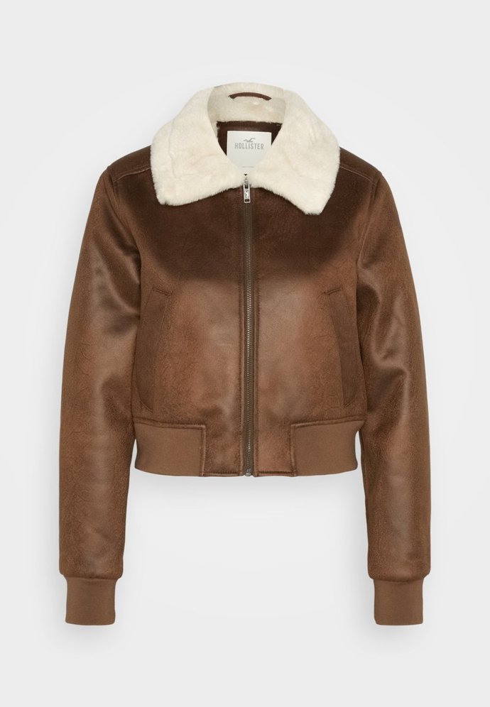 Klasický bomber s kožíškem, Hollister, 2 990 Kč.