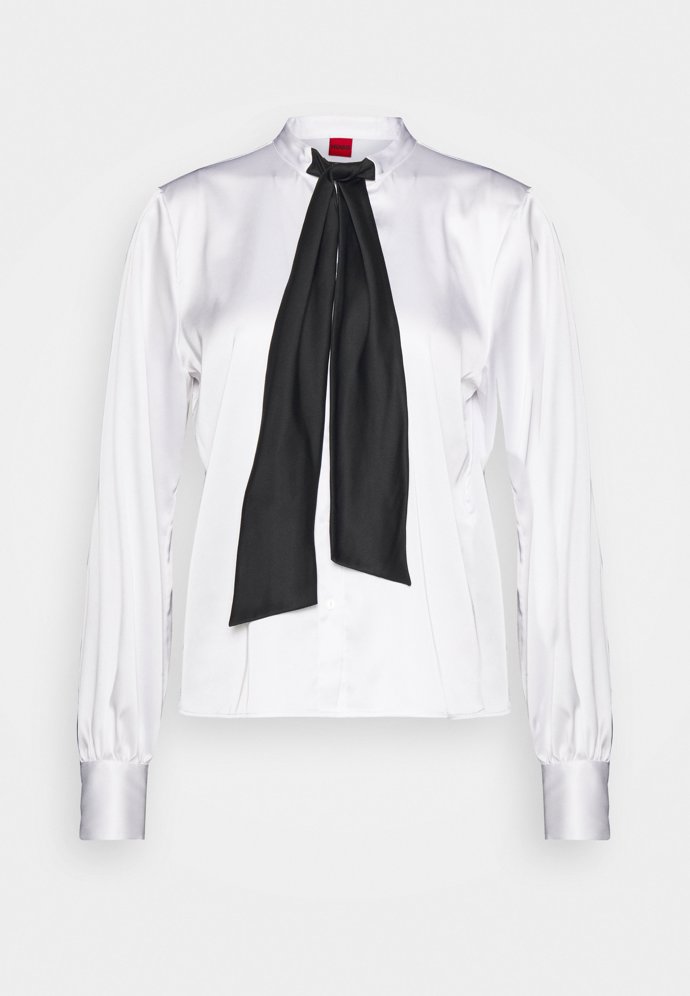 Kravatu může suplovat přidaná vázačka. (Hugo, 3 860 Kč)