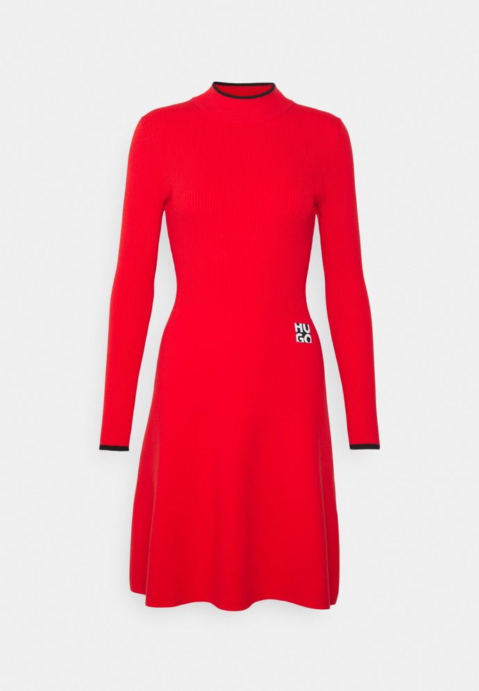 Tvarované úpletové šaty, HUGO, 5 999 Kč.