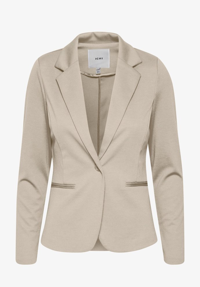 Vypasovaný blazer s výpustkovými kapsami, ICHI, 1 299 Kč.