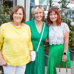 Jitka Smutná se svými kolegyněmi, Miluší Šplechtovou a Ljubou Krbovou.