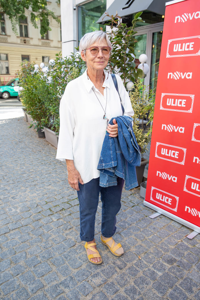 Dana Syslová, představitelka Amálie Peškové, nosí do společnosti ráda bílou košili, která z módy nikdy nevyjde. Doplnila ji modrými kalhotami a žlutými sandálky. 