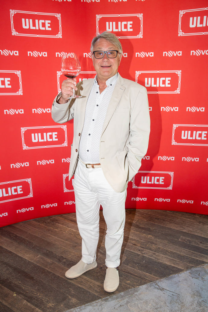 Antonín Procházka, představitel Petra Kaštana, přišel ve světlém outfitu. Nechybělo elegantní odpolední sáčko, ve kterém Procházka připomínal šviháka lázeňského.  