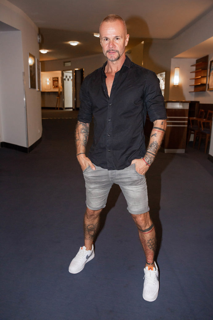 Herec Braňo Polák oblékl také džíny, byť v kratším vydání. Outfitu by více sedly tmavší tenisky, které by tolik nezářily v kontrastu černé košile.  