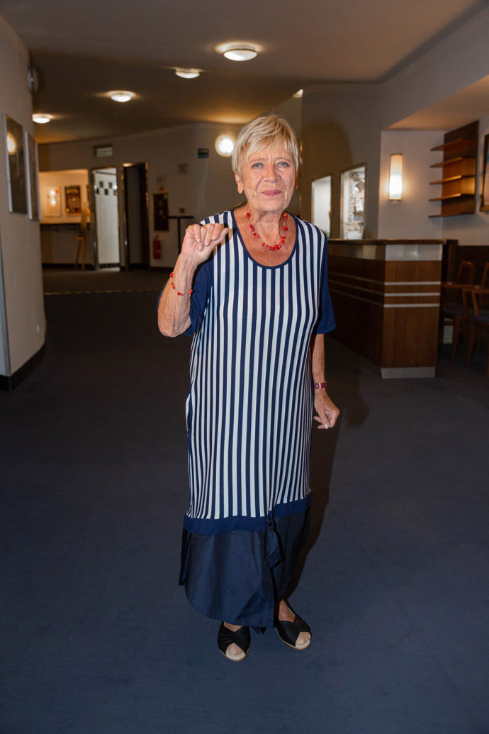 Herečka Jaroslava Obermaierová si postavu prodloužila vertikálními proužky na šatech, které rozsvítila červenými doplňky v podobě náhrdelníku a náramku.