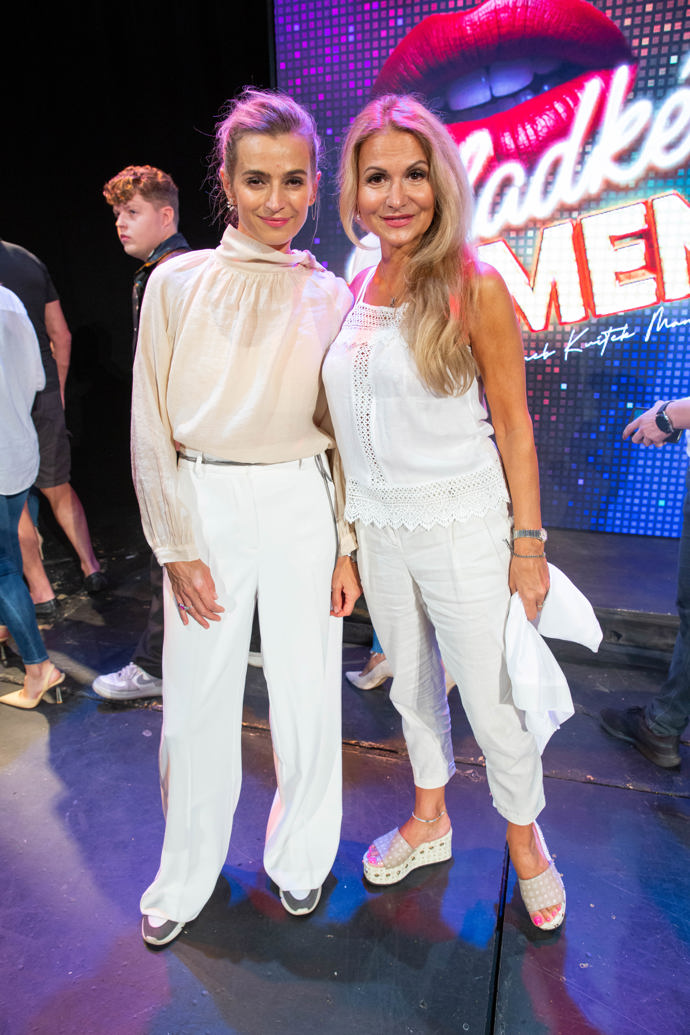 Herečky Ivana Jirešová a Yvetta Blanarovičová se na tiskovou konferenci sladily do bílé barvy.