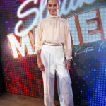 Herečka Ivana Jirešová oblékla světlou halenku a široké bílé kalhoty s vysokým pasem.