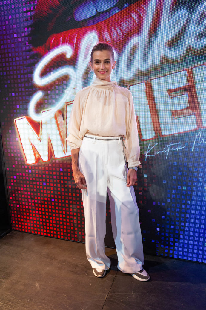 Herečka Ivana Jirešová oblékla světlou halenku a široké bílé kalhoty s vysokým pasem.