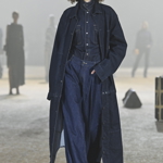 Vrstvení denimu umí vypadat velmi elegantně. (Jakub Polanka)