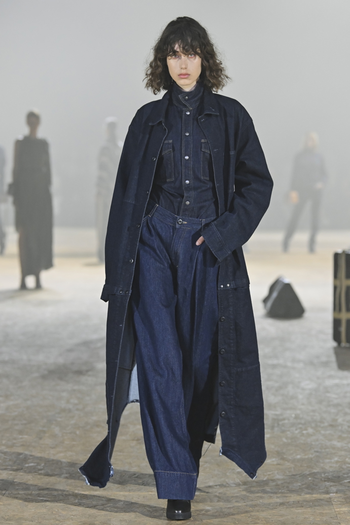 Vrstvení denimu umí vypadat velmi elegantně. (Jakub Polanka)