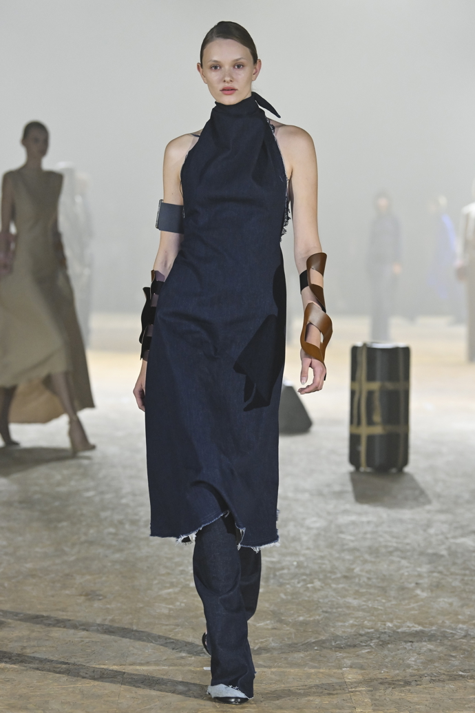 Tmavý denim, vrstvení, působivé detaily. Jakub Polanka na MBPFW.