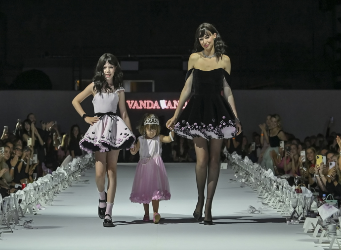 Návrhářka Vanda Janda s doprovodem / Mercedes-Benz Prague Fashion Week