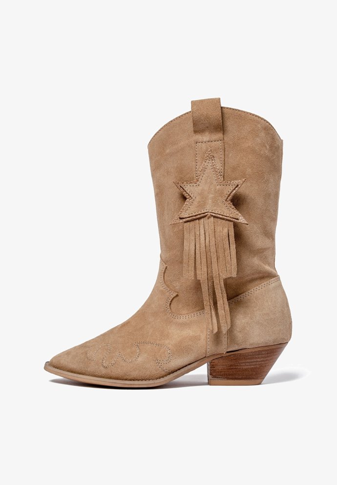 Nízké koně s ozdobou z třásní, L37, 4 399 Kč.