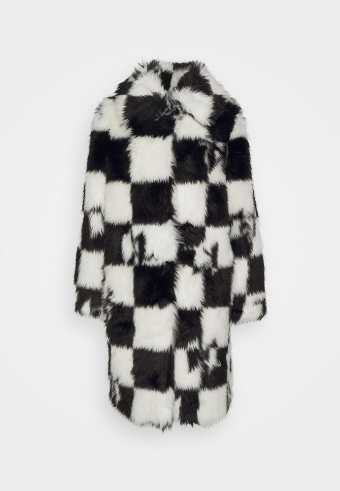 Koskotvaný kožešinový kabát, Karl Lagerfeld, 17 000 Kč