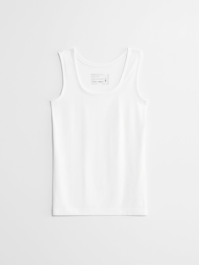 Prádlo Lindex najdete v nabídce také v bílém provedení. (Top, 1 000 Kč)