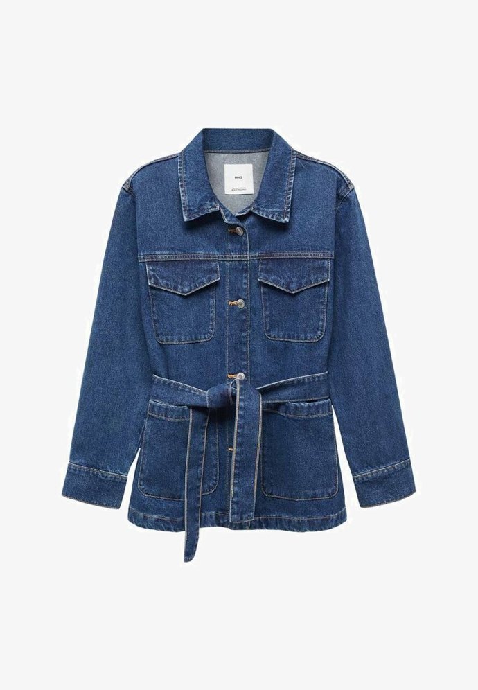 Stále mezi oblíbenými – košilová bunda s vázačkou. (Mango, 1 299 Kč) 