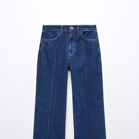 Dobře padnoucí džíny jsou základním stavebním kamenem každého sofistikovaného šatníku. (Mango, 899 Kč)