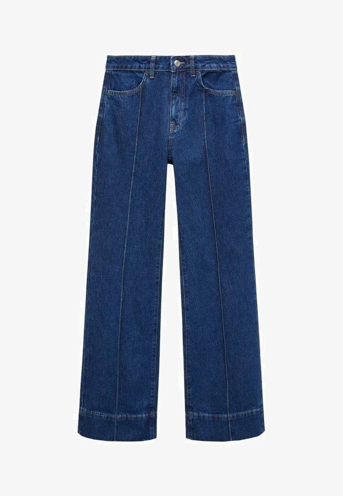 Džíny s rozšířenými nohavicemi a puky. Elegantní varianta tmavého denimu, kterou skvěle zkombinujete se sakem. (Mango, 899 Kč)