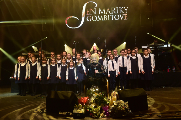 V roce 2017 si Marika Gombitová zazpívala s velkým dětským sborem.