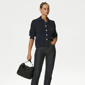 Tmavý denim, heboučké pleteniny a černé doplňky. Dark romance v podání značky Marks & Spencer. 