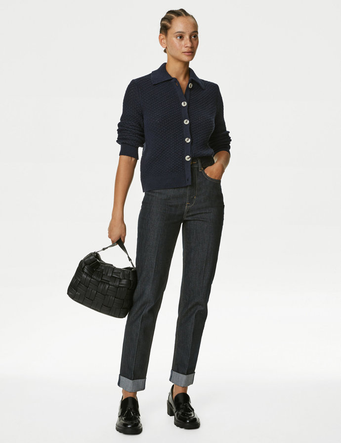 Tmavý denim, heboučké pleteniny a černé doplňky. Dark romance v podání značky Marks & Spencer. 