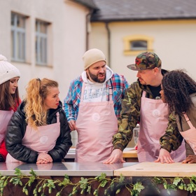 Soutěžící byli rozděleni do dvou týmů