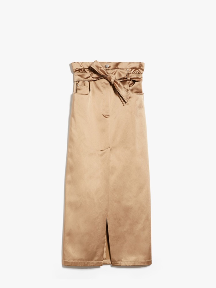 Luxusní kousek v podání saténové midi svázačkou si stejně tak můžete dopřát ve stejném provedení jako Katie Holmes. Připlatíte si ale, jedná se o sukni Max Mara za 12 100 Kč.