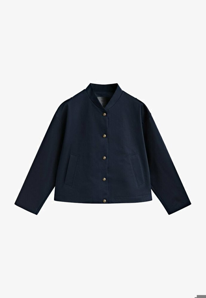 Bluzón s druky, Massimo Dutti, 2 595 Kč.