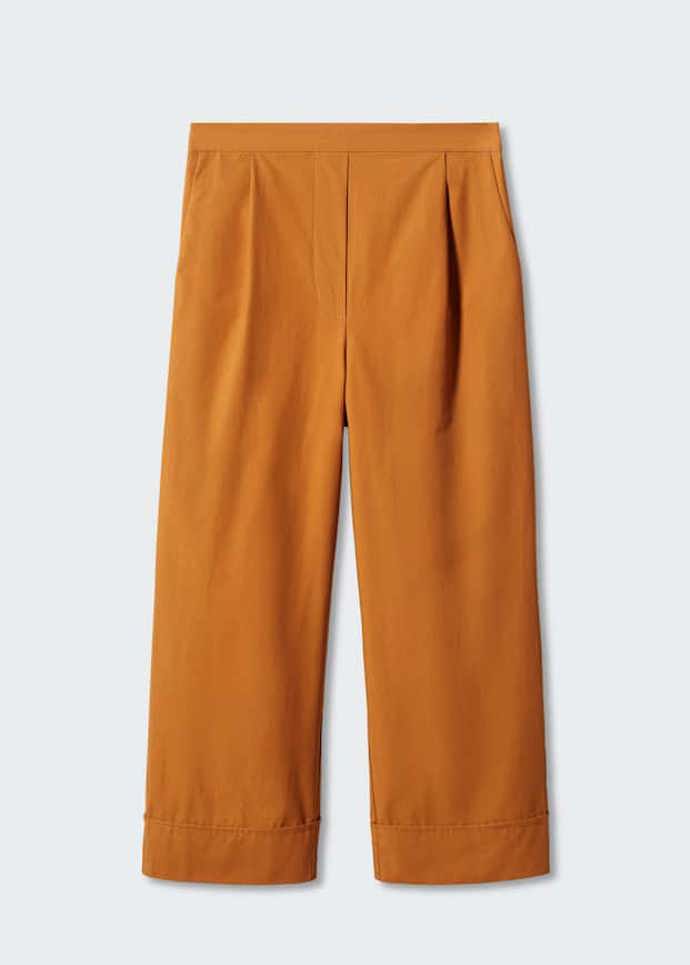 Culottes, zkrácené kalhoty s rozšířenými nohavicemi, další z jasných zhkrácených hitů. (Mango, 799 Kč)