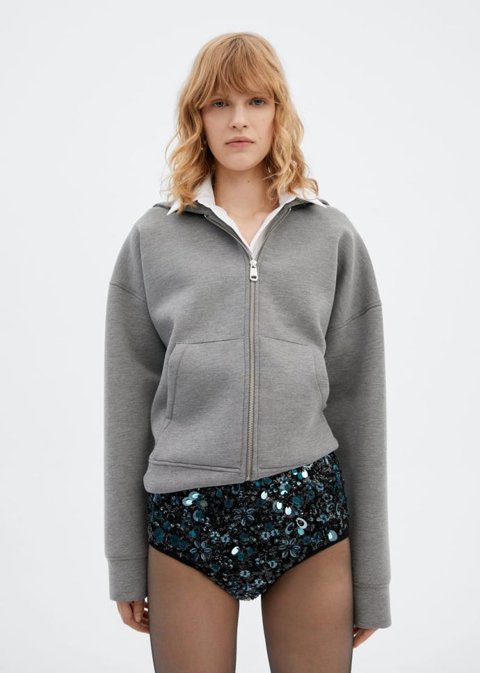 Téměř dokonale napodobila kampaň Miu Miu i jednotlivé kousky z ní aktuální kolekce obchodního řetězce Mango.